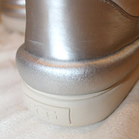 NIB UGG WOMEN'S‎ MAXI MINI PUFFER SILVER ANKLE BOOTS - Picture 6 of 7